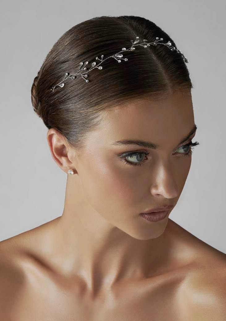 Mujer con el pelo recogido con una diadema de novia
