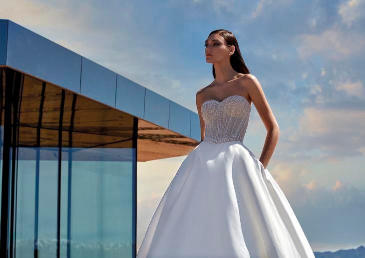 Noiva de cabelo longo vestindo um vestido princesa com um corpete elaborado