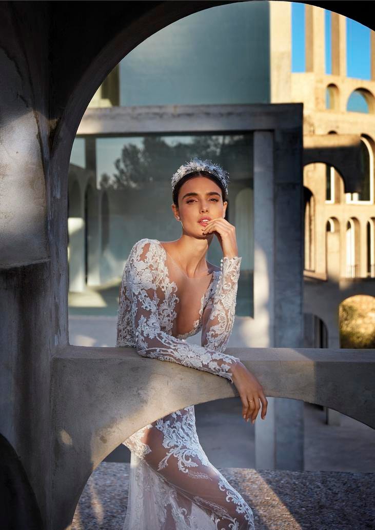 Noiva no alpendre com vestido trabalhado de renda e acessório de cabelo