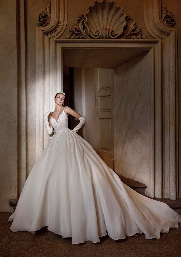 Mujer luciendo unas mangas desmontables en su vestido de novia convertible 