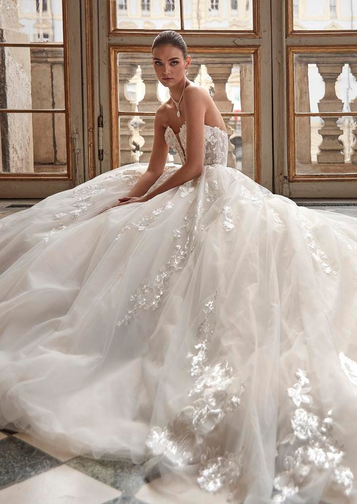 Vestido de noiva princesa com saia em tule e decote cai cai conjugado com um colar