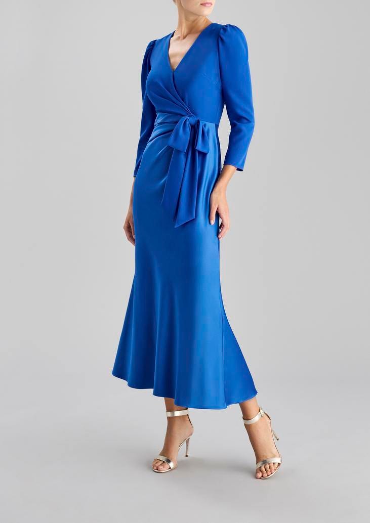 Woman wearing an A-line crepe cocktail dress with V-neck and three-quarter sleeves in blue